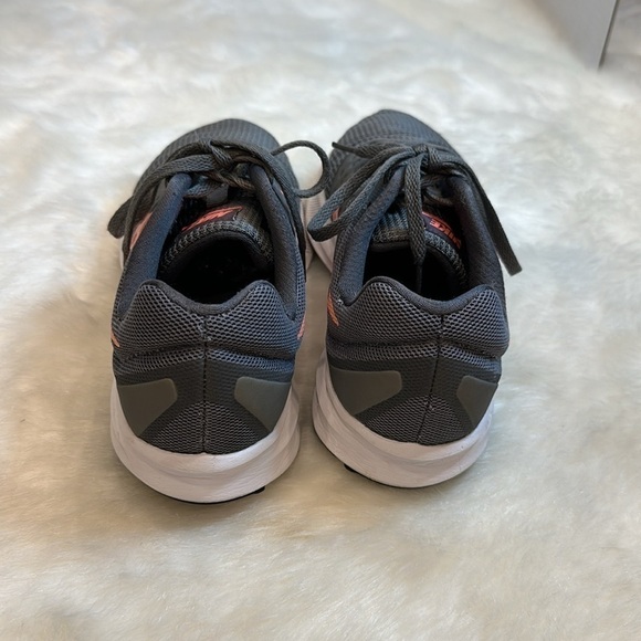 Nike running shoe grey, peach swoosh, white/black soles size 8W - Picture 6 of 14